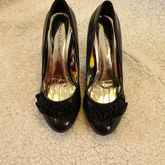 New Black Patent Leather Heels - Picture 4 of 8